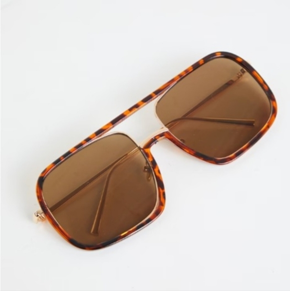 Gold Tortoiseshell Flat Top Sunglasses NWT - Picture 2 of 3